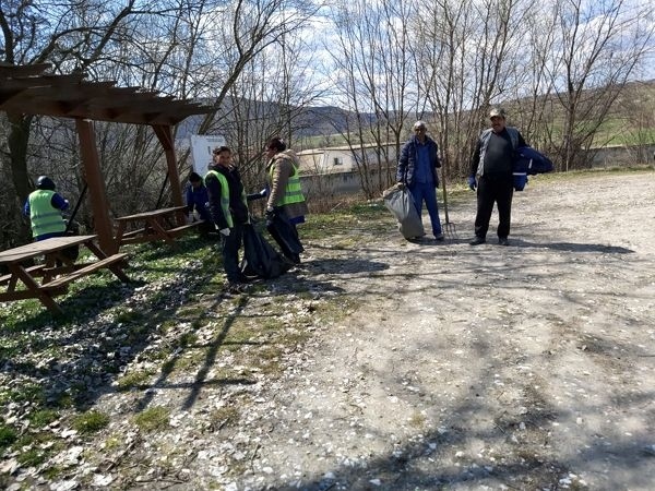 Почистват коритото на река Стрелчанска Луда Яна 